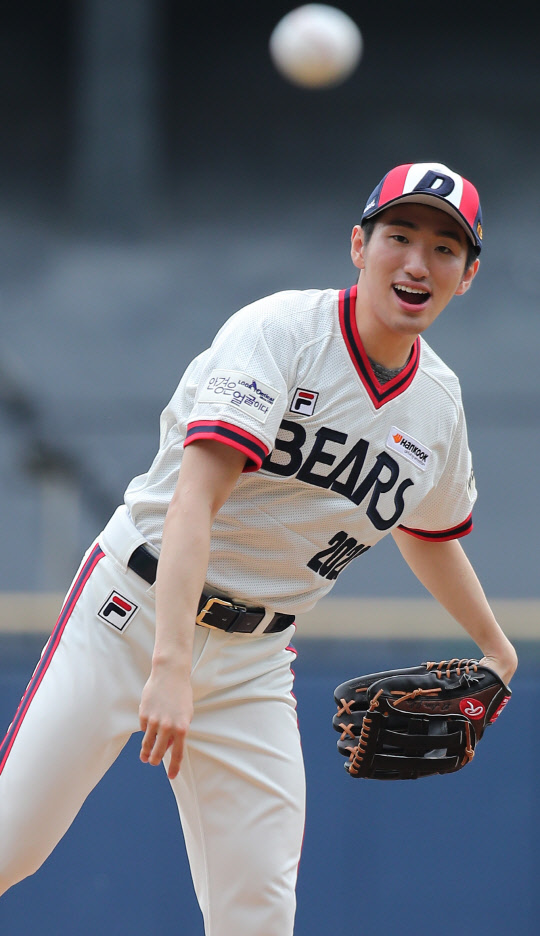 시구하는 박상영       (서울=연합뉴스) 김도훈 기자 = 2016 리우올림픽 펜싱 남자 에페에서 금메달을 획득한 박상영이 4일 오후 서울 잠실야구장에서 열린 2016 프로야구 삼성 라이온즈와 두산 베어스 경기 시작에 앞서 시구를 하고 있다.      superdoo82@yna.co.kr  (끝)